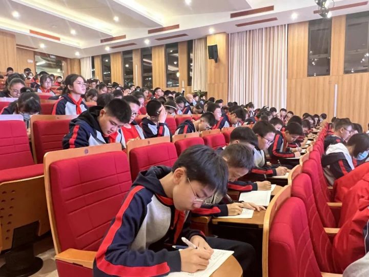 “学”无止境，“法”有可依——记天元公学初中部学法指导大会