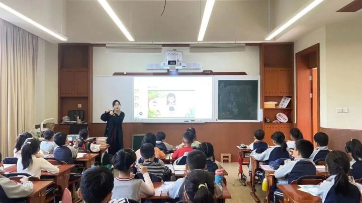 纸墨飘香润学子，妙笔生花伴成长——天元公学小学部开展“书法进校园”活动