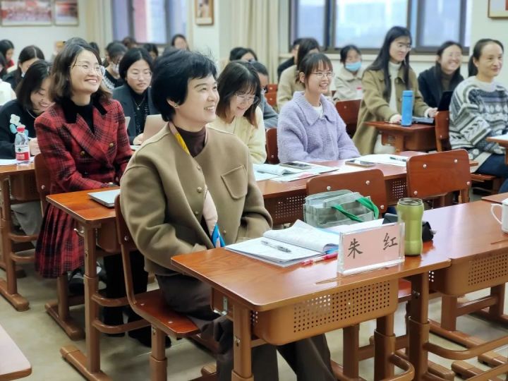 紧扣红色文脉，传承革命精神 ——天元公学小学部承办余杭区寻“语”名师工作室“红色经典”文本教学研讨活动