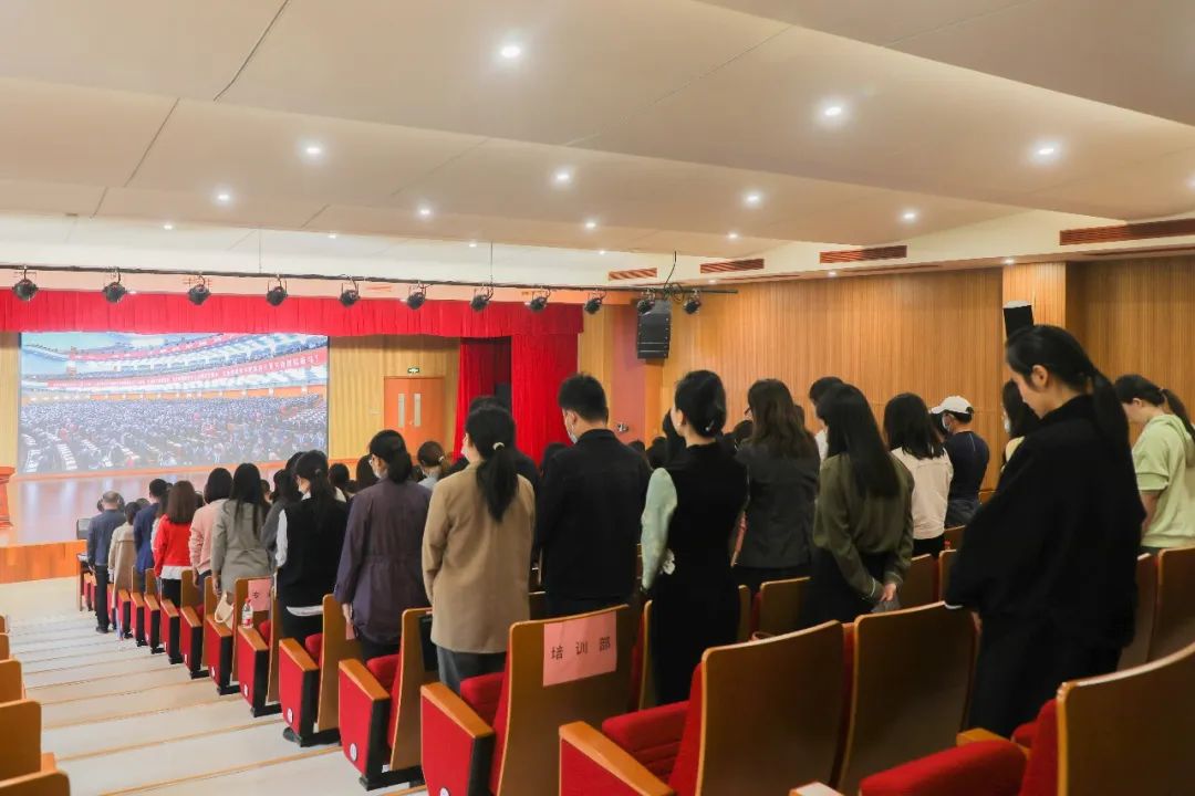 天元公学组织全体教职工收看收听党的二十大开幕会直播盛况