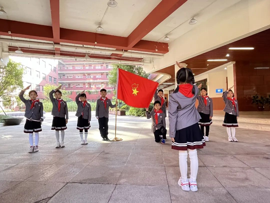2022年10月13日，天元公学小学部组织开展了以“喜迎二十大，红领巾飘扬”为主题的建队节系列活动