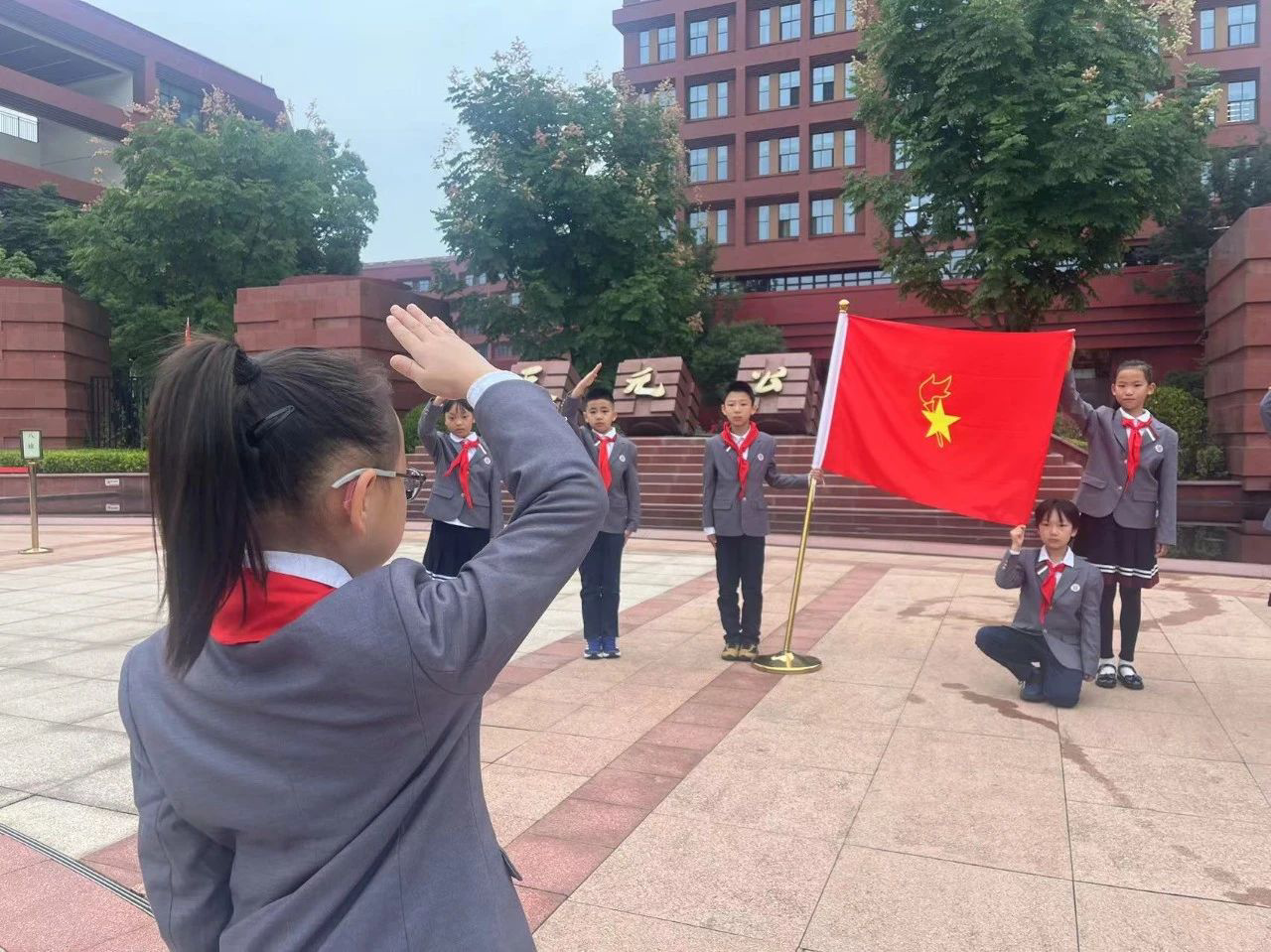 2023年10月13日，天元公学小学部开展了以“奋斗正当时，红领巾飘扬”为主题的建队节系列活动。
