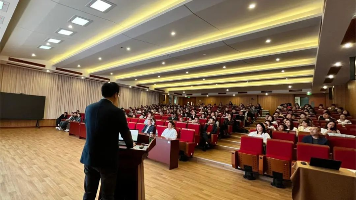 凝心聚力战高三，家校携手铸金榜——天元公学高中部（数学部）举行高三年级家长会