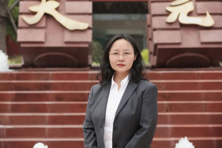 天元人物志丨一棵坚守心灵月亮的树——高中部语文教师周艳利