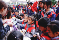 科技蓝潮推新志，天元红脉续雷锋——天元公学举行“学雷锋”爱心义卖活动