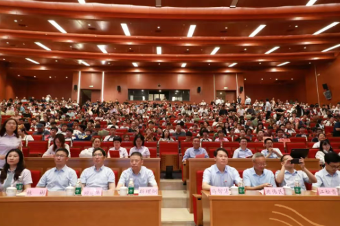 天元公学高中部举行2025届高三年级成人仪式暨毕业典礼