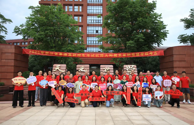 高考首日，余杭公安全力护航，没想到这一幕火了···