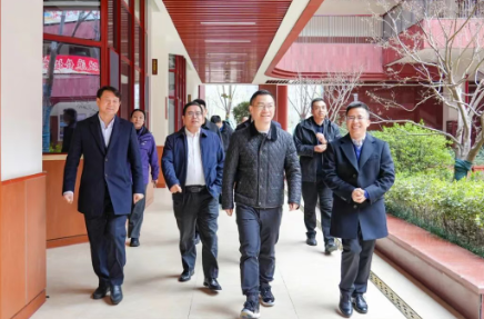 余杭区人民政府副区长罗建强一行来校调研春季开学工作