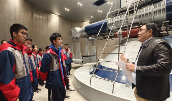 《杭州日报》头版聚焦余杭区“大科学教育”！